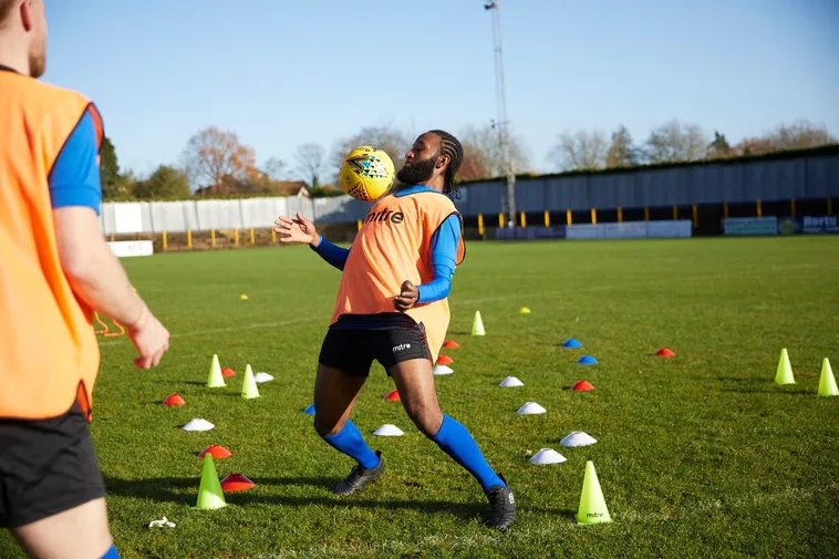 Kỹ Thuật Kiểm Soát Bóng Bằng Ngực Và Đùi Trong Bóng Đá 1 Kỹ Thuật Kiểm Soát Bóng Bằng Ngực Và Đùi Trong Bóng Đá